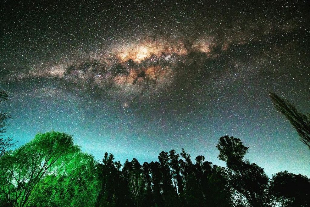 Foto El cielo estrellado en las Termas de Quinamávida. @astrofar1